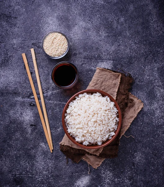 Tigela de arroz cozido e pauzinhos — Fotografia de Stock