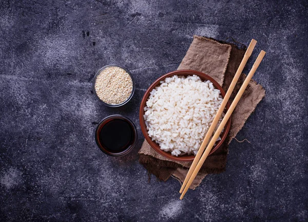 Tazón de arroz hervido y palillos — Foto de Stock