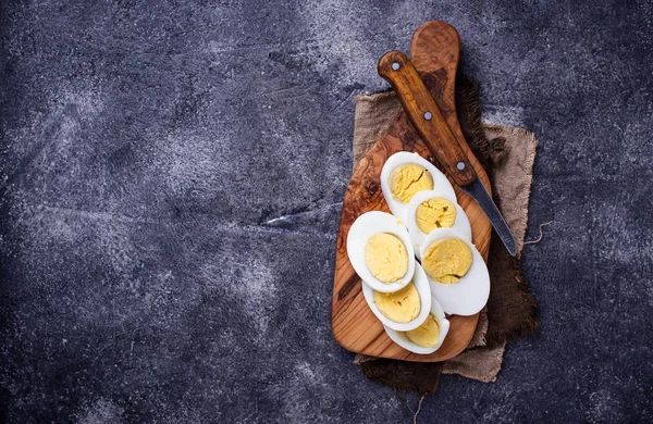 Kesme tahtası üzerinde dilimlenmiş tavuk yumurta haşlama