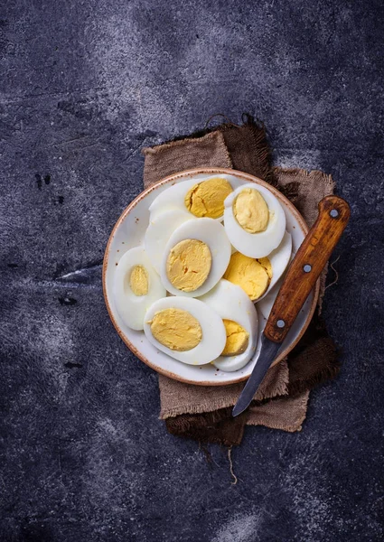 Βραστά αυγά κομμένα σε φέτες κοτόπουλο στο πιάτο — Φωτογραφία Αρχείου