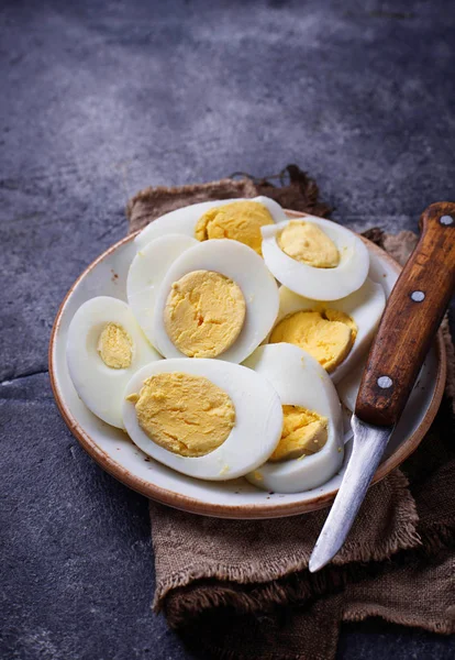 Gotowane jajka plasterki kurczaka na talerz — Zdjęcie stockowe