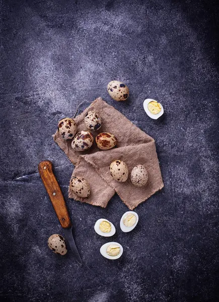 Ham ve haşlanmış bıldırcın yumurtası