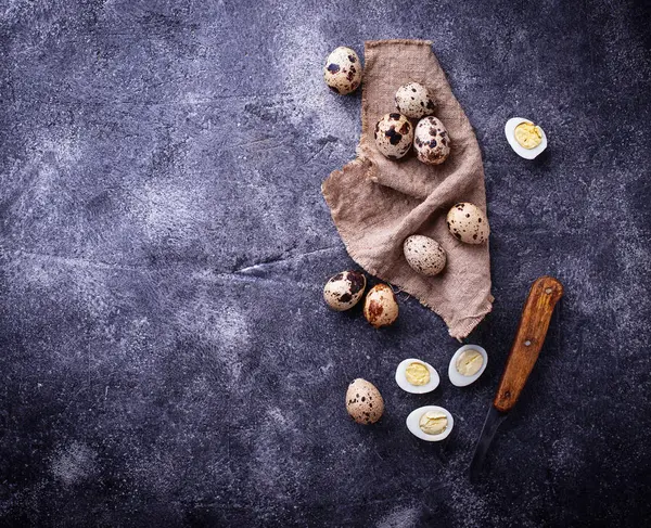 Ham ve haşlanmış bıldırcın yumurtası