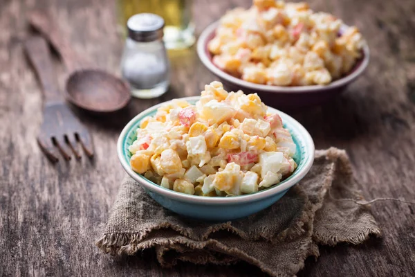 Yengeç sopa, pirinç ve mısır salatası