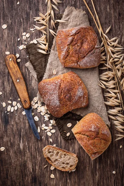 Rustik arka plan üzerinde taze ev yapımı çörekler