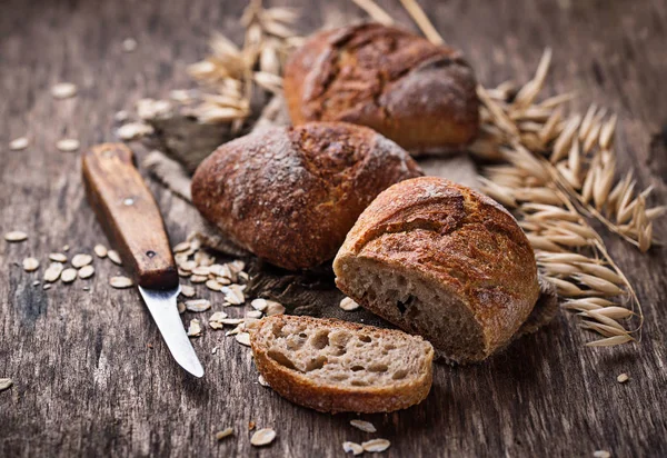 Rustik arka plan üzerinde taze ev yapımı çörekler