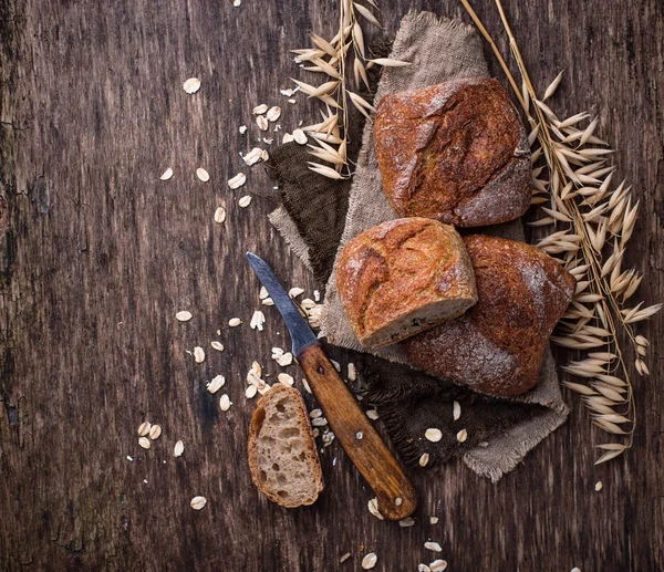 Rustik arka plan üzerinde taze ev yapımı çörekler