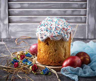 Tepesi ile geleneksel Paskalya kek