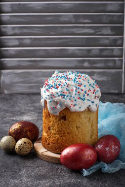 Tepesi ile geleneksel Paskalya kek