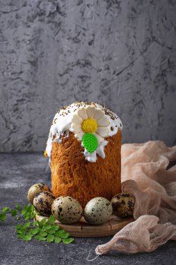 Tepesi ile geleneksel Paskalya kek