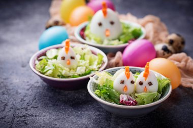 Tavuk şeklinde yumurta salatası. Festival gıda.