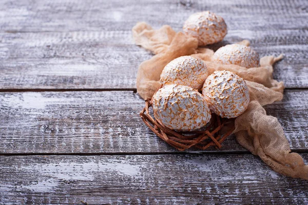 Telur Paskah berwarna putih dan keemasan . — Stok Foto