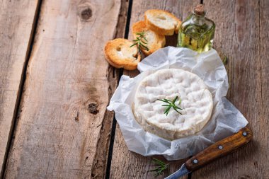 Biberiye ahşap arka plan üzerinde Camembert peyniri