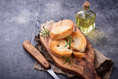 Kızarmış ekmek zeytin yağı ve biberiye ile