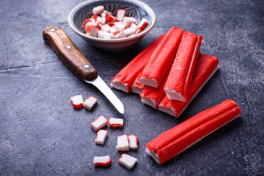 Yengeç surimi ve bıçak sopa