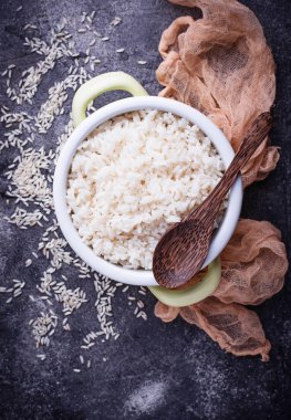 Beyaz pirinç pot üzerine haşlanmış