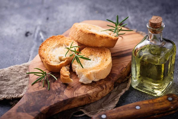 올리브 오일과 로즈 메리로 구운된 빵 — 스톡 사진