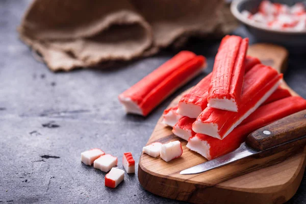 Bâtonnets de crabe surimi et couteau — Photo