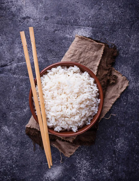 Kom van gekookte rijst en eetstokjes — Stockfoto