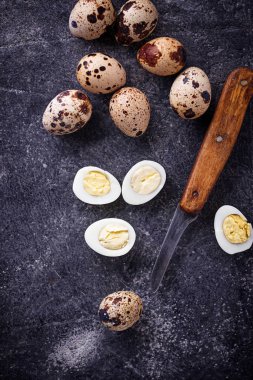 Ham ve haşlanmış bıldırcın yumurtası