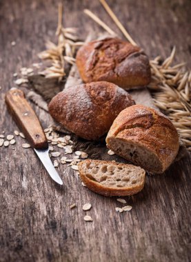 Rustik arka plan üzerinde taze ev yapımı çörekler