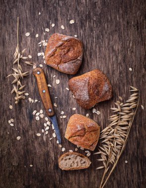 Rustik arka plan üzerinde taze ev yapımı çörekler