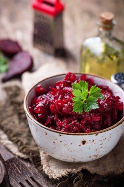 Tabak ahşap arka plan üzerinde kırmızı pancar salatası