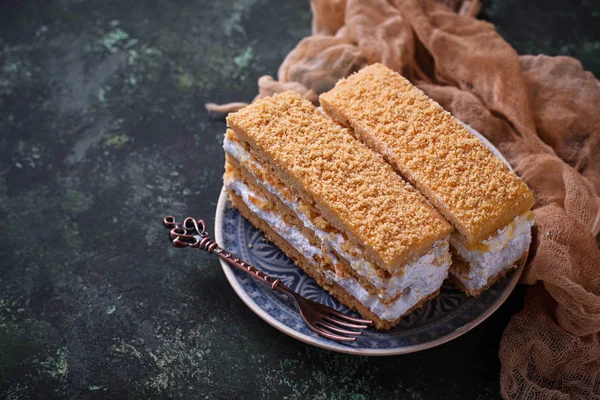 Deux morceaux de gâteau maison sucré — Photo