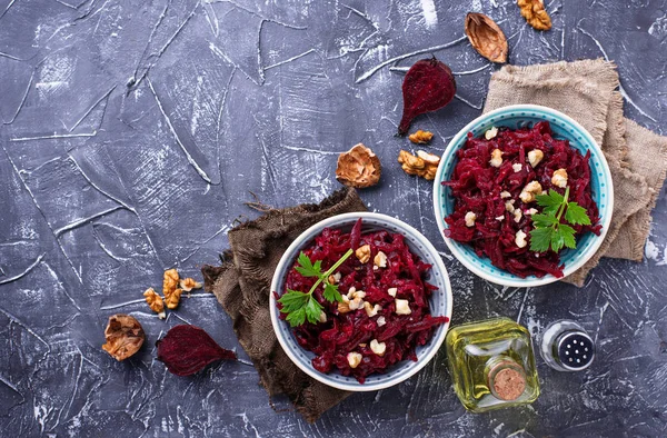 Salada de beterraba vegan saudável com nozes — Fotografia de Stock