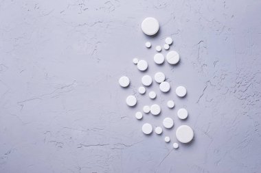 Farklı hapları ve gri arka plan üzerinde tablolar