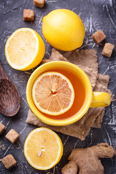 Горячий чай с лимоном и имбирем — стоковое фото