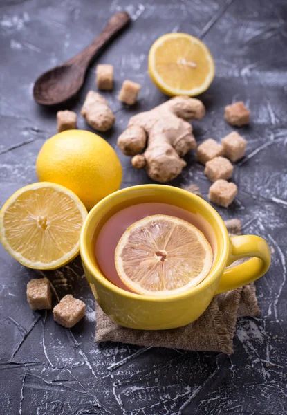 Горячий чай с лимоном и имбирем — стоковое фото