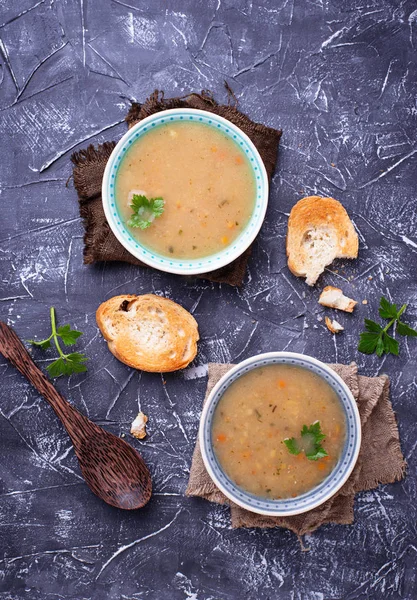 Sup kacang polong vegetarian sehat dengan latar belakang beton — Stok Foto