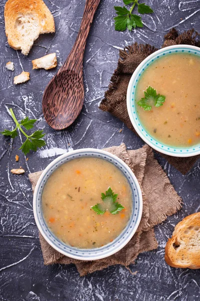 Sup kacang polong vegetarian sehat dengan latar belakang beton — Stok Foto