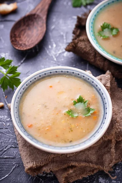 Sup kacang polong vegetarian sehat dengan latar belakang beton — Stok Foto