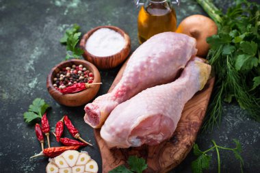 Baharatlar ve sarımsak ile çiğ tavuk budu. Üstten Görünüm