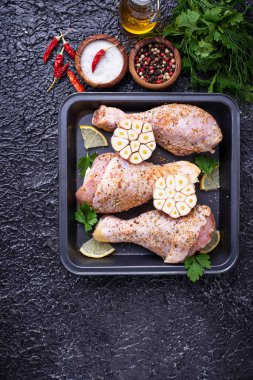 Çiğ tavuk budu ile baharat pişirme için hazır. Üstten Görünüm