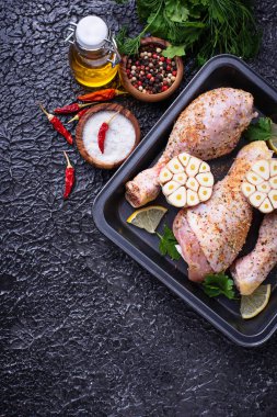 Çiğ tavuk budu ile baharat pişirme için hazır. Üstten Görünüm