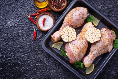 Çiğ tavuk budu ile baharat pişirme için hazır. Üstten Görünüm