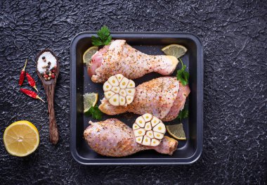 Çiğ tavuk budu ile baharat pişirme için hazır. Üstten Görünüm