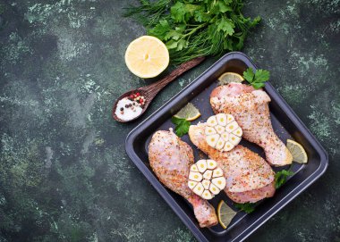 Çiğ tavuk budu ile baharat pişirme için hazır. Üstten Görünüm