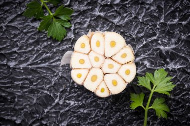 Sarımsak koyu arka plan üzerine dilimlenmiş