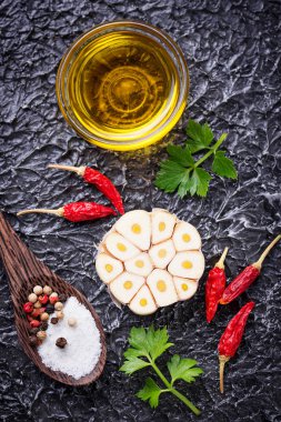 Doğranmış sarımsak, kırmızı biber, maydanoz ve yağ.