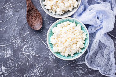 Ev yapımı peynir ile kase