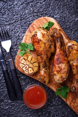 Izgara tavuk budu baharat ve sarımsak ile.