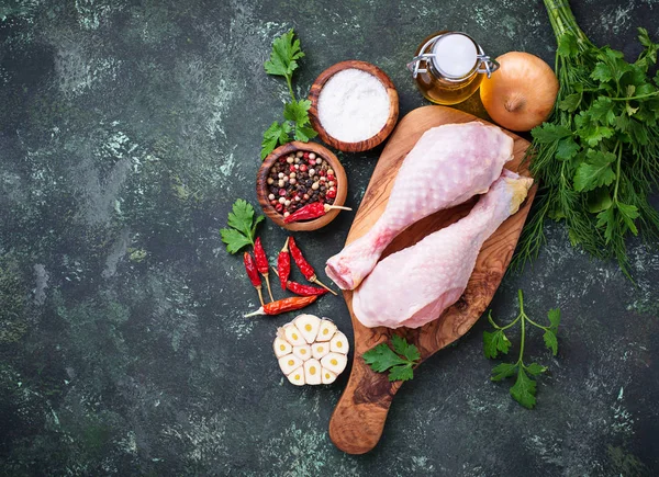 Baharatlar ve sarımsak ile çiğ tavuk budu. Üstten Görünüm