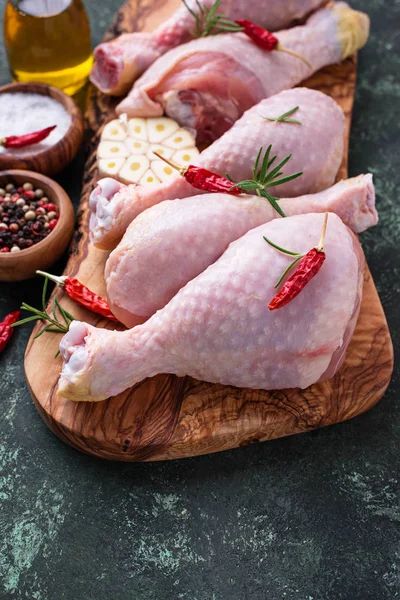 Baharatlar ve sarımsak ile çiğ tavuk budu. Seçici odak