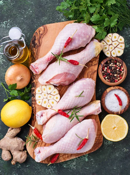 Baharatlar ve sarımsak ile çiğ tavuk budu. Üstten Görünüm