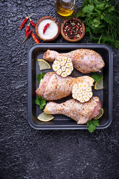 Çiğ tavuk budu ile baharat pişirme için hazır. Üstten Görünüm