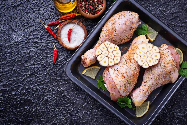 Çiğ tavuk budu ile baharat pişirme için hazır. Üstten Görünüm